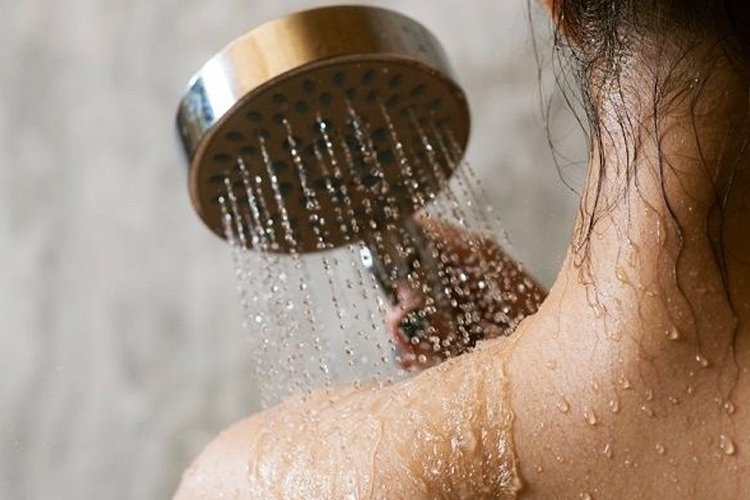 Tắm khi bình nóng lạnh vẫn đang bật, có nguy hiểm ko?